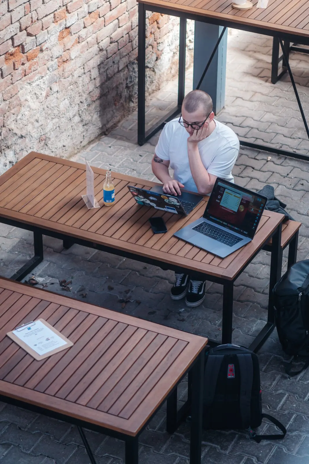 Vlastimil Mach při tvorbě obsahu s notebookem v exteriéru