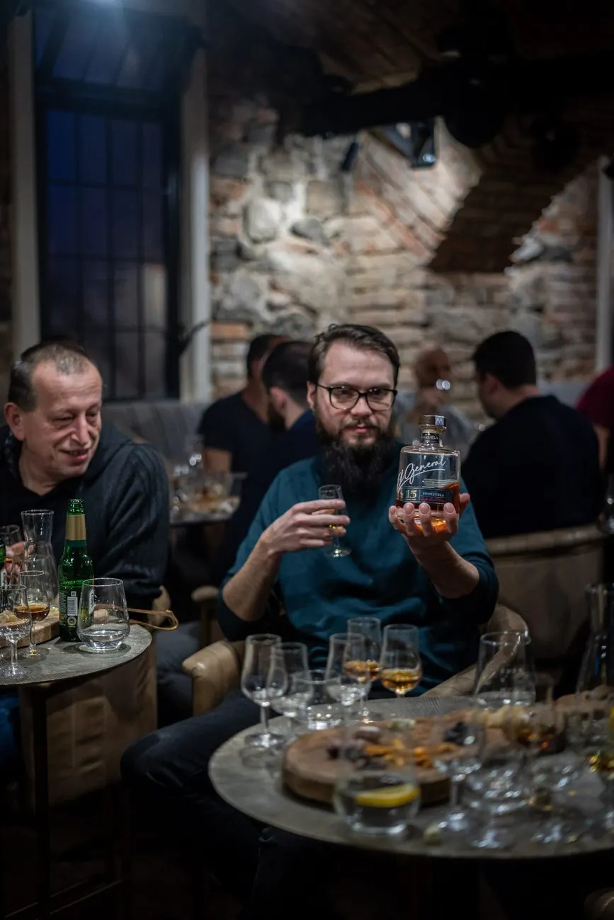 Hosté u stolu s drinky v Everything Pardubice