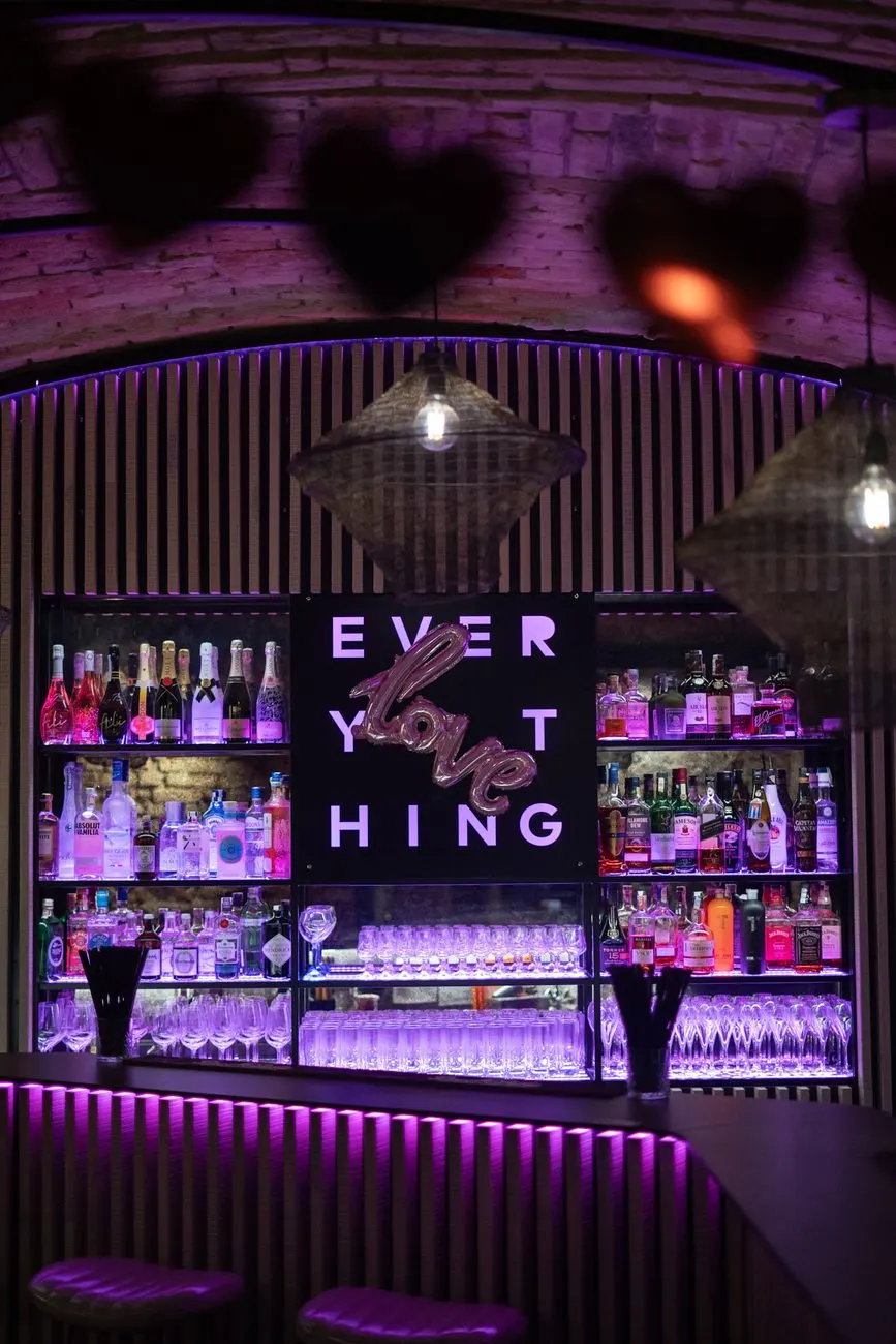 Barový pult s neonovým nápisem Everything Pardubice
