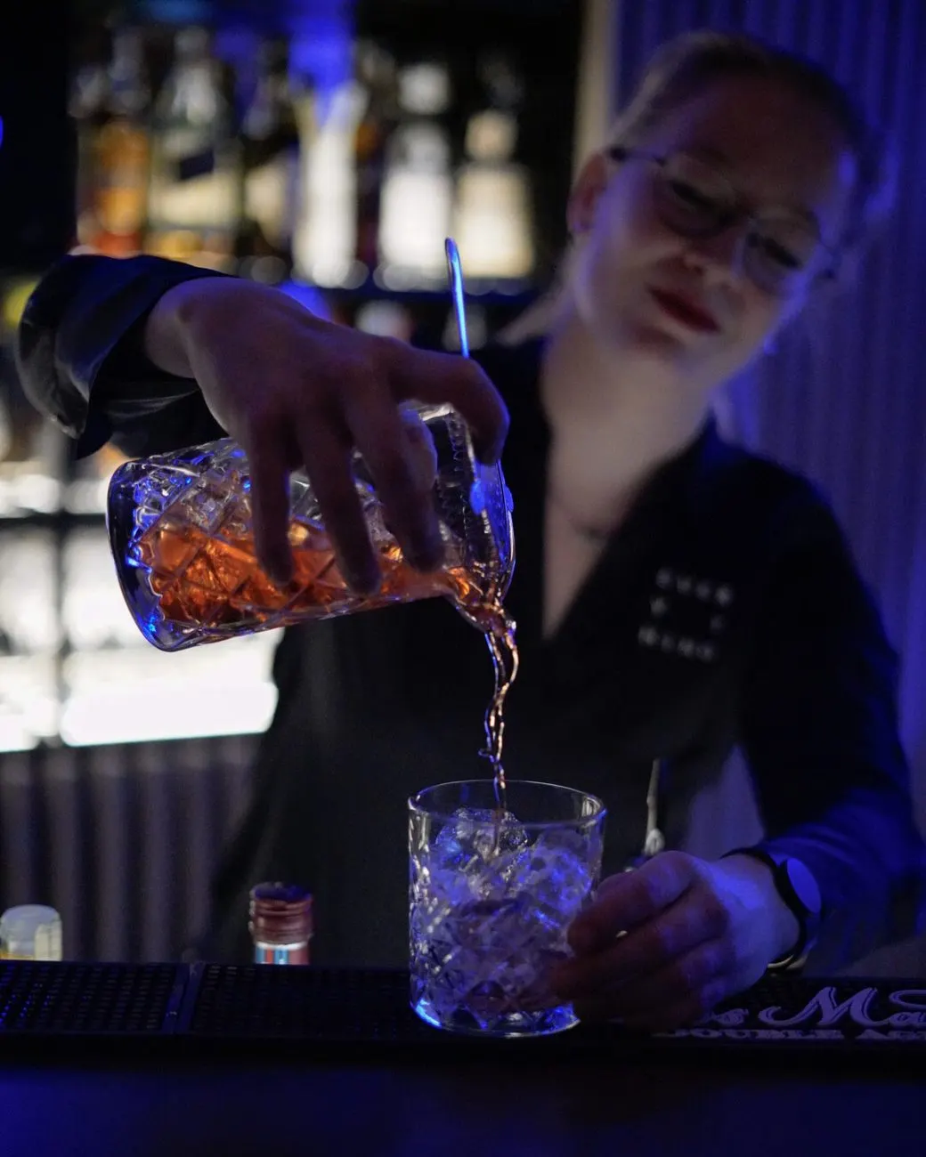 Barman připravuje koktejl v Everything Pardubice