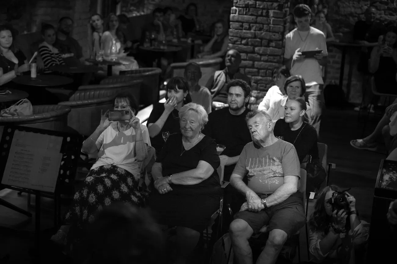 Černobílá momentka hostů v Everything Pardubice