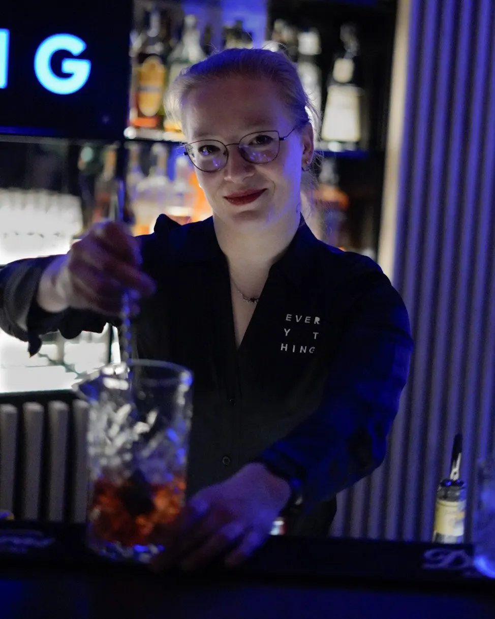 Barmanka připravuje koktejl v podniku Everything Pardubice
