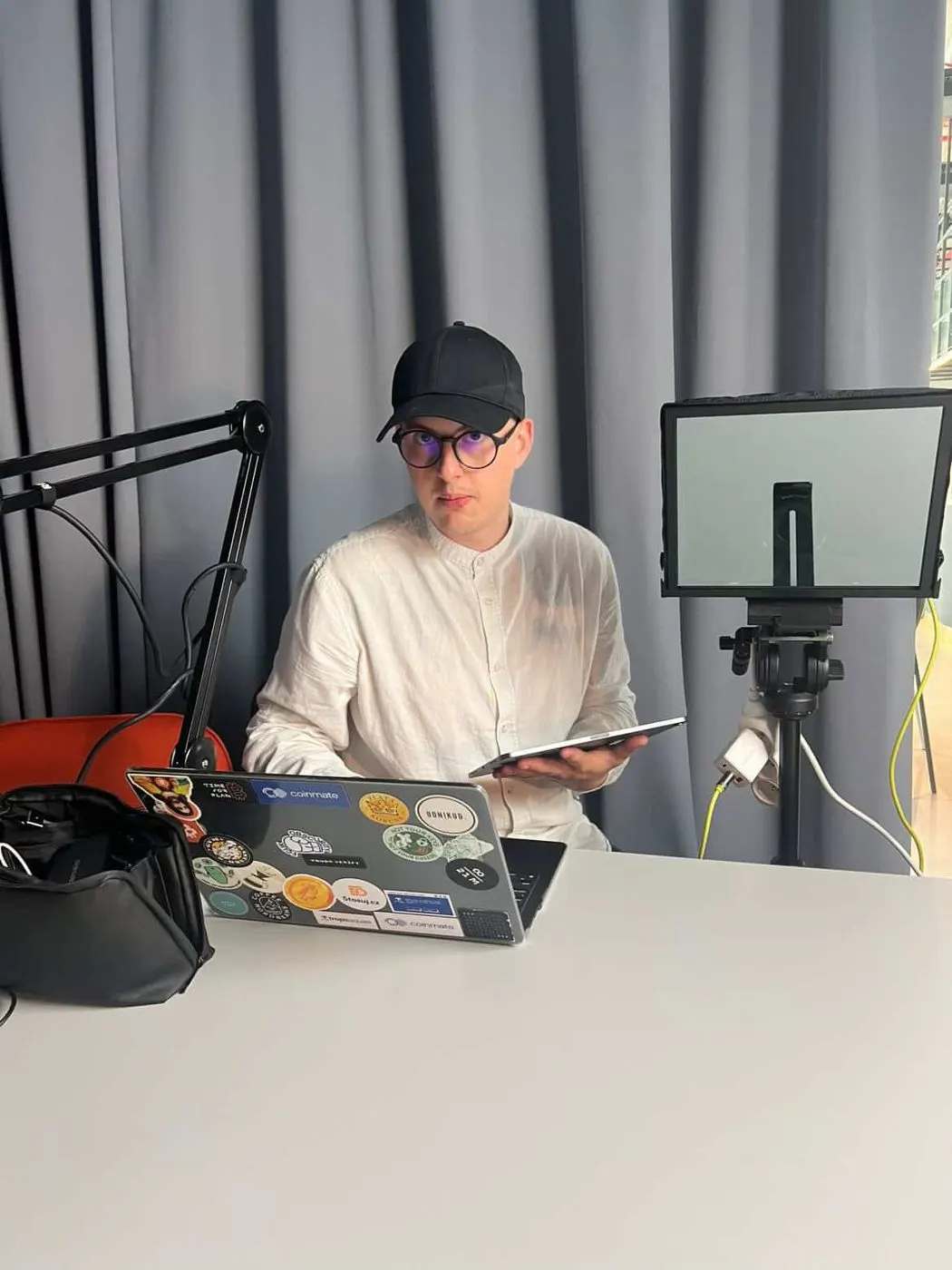 Tvorba obsahu u notebooku s ring light, freelance produkce