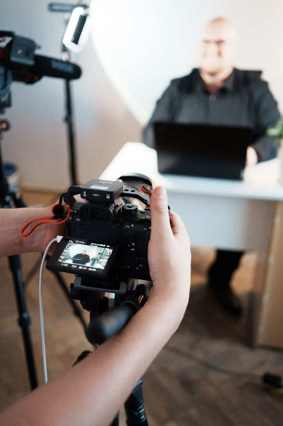 Zákulisí natáčení s kamerou a ring light ve studiu