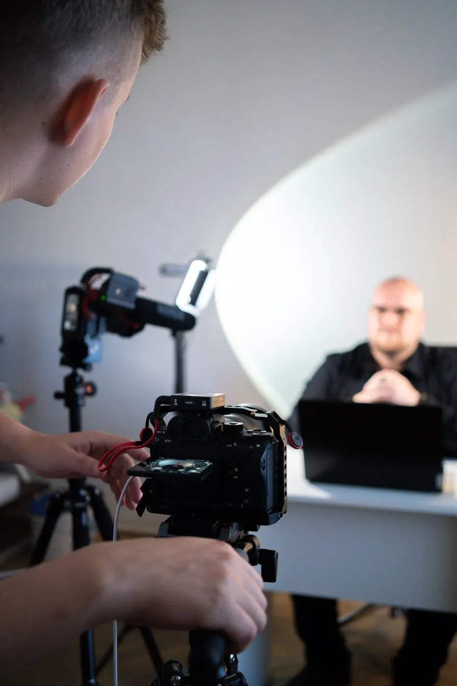 Natáčení rozhovoru na kameru se studiovým osvětlením