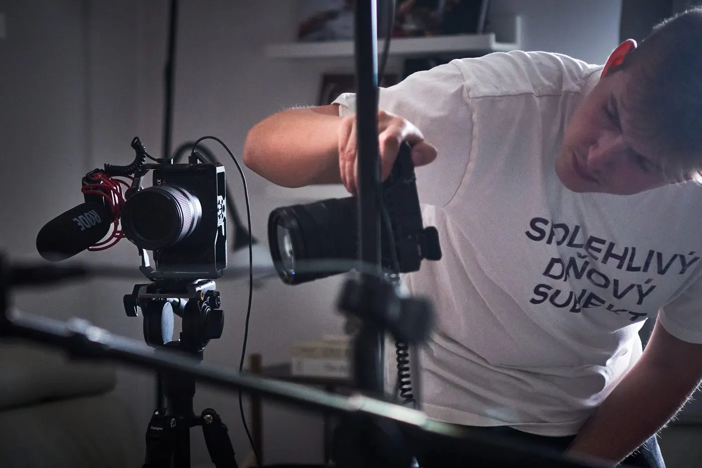 Kameraman u natáčecí techniky, zákulisí videoprodukce